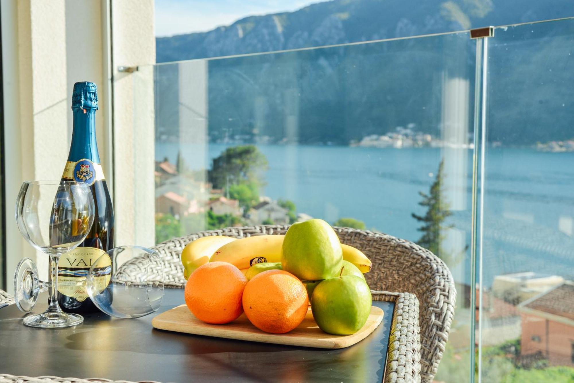 Sea View Apartment For 4 โกตอร์ ภายนอก รูปภาพ