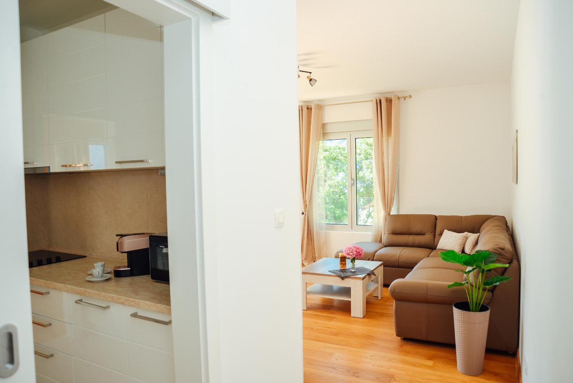 Sea View Apartment For 4 โกตอร์ ภายนอก รูปภาพ