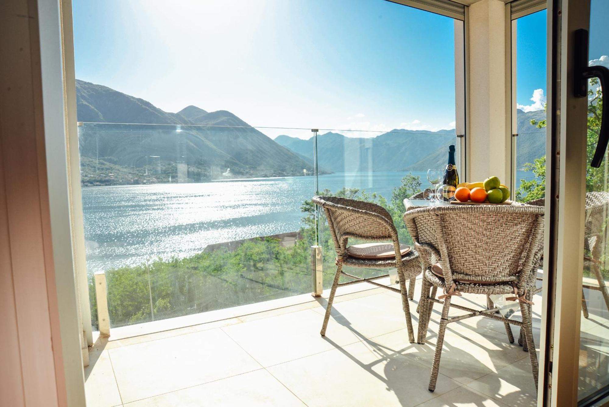 Sea View Apartment For 4 โกตอร์ ภายนอก รูปภาพ