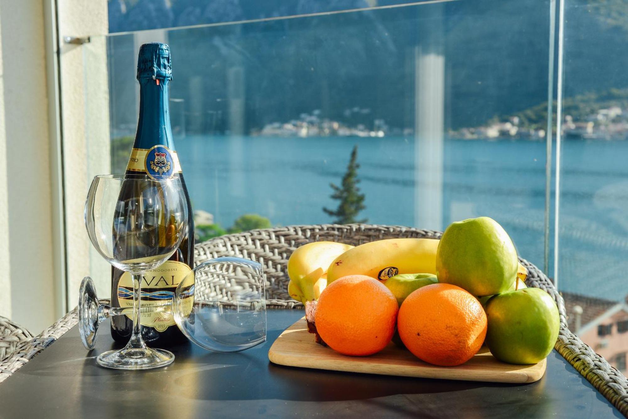 Sea View Apartment For 4 โกตอร์ ภายนอก รูปภาพ