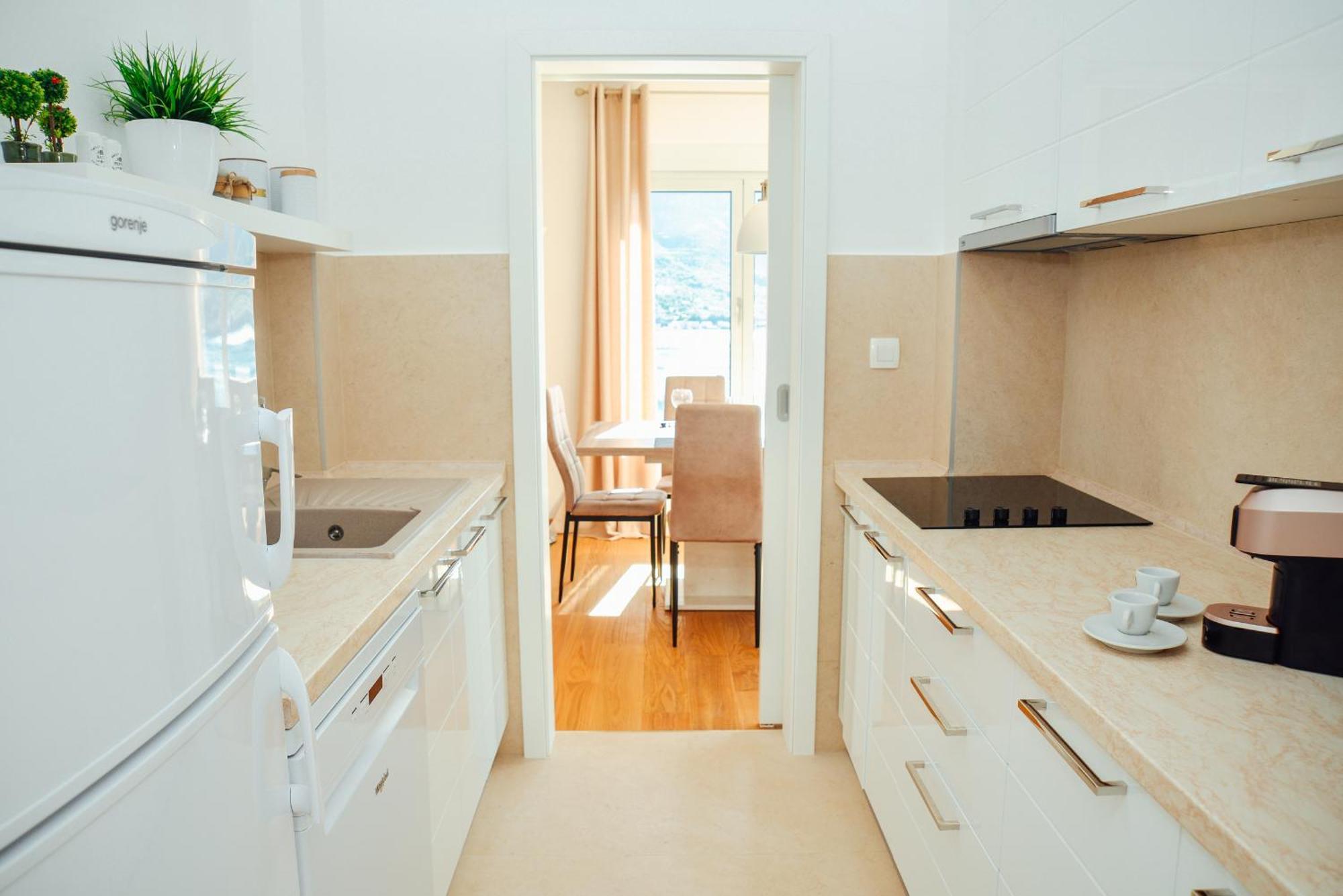 Sea View Apartment For 4 โกตอร์ ภายนอก รูปภาพ
