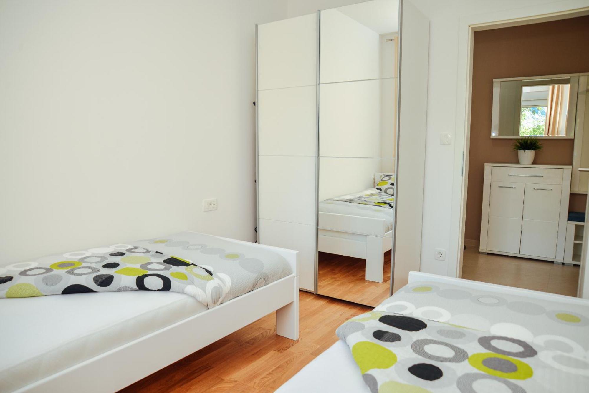 Sea View Apartment For 4 โกตอร์ ภายนอก รูปภาพ